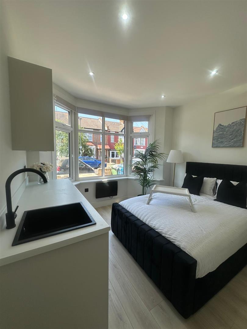 Room Bedford Road in Greater London