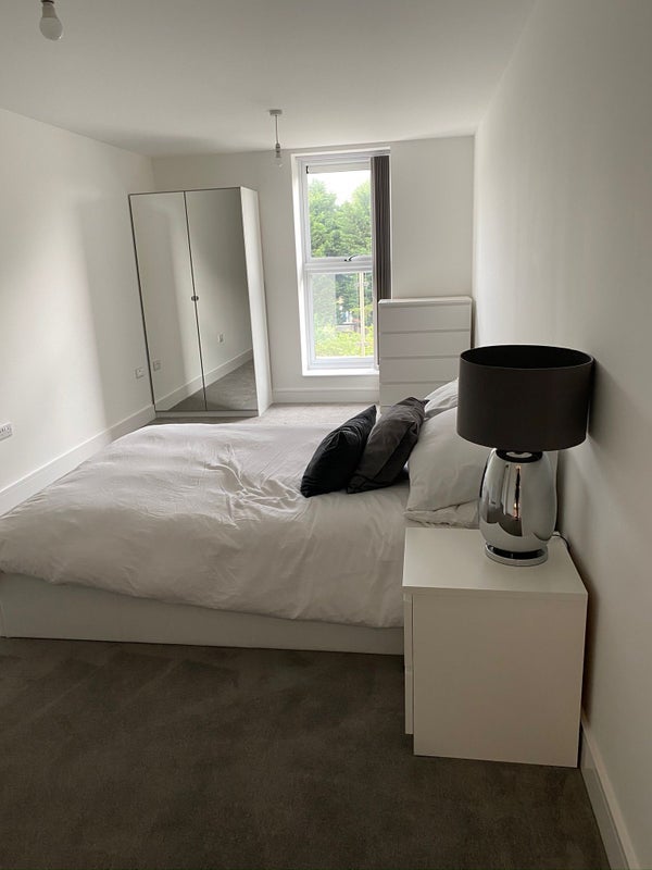 Room High Street in Crawley
