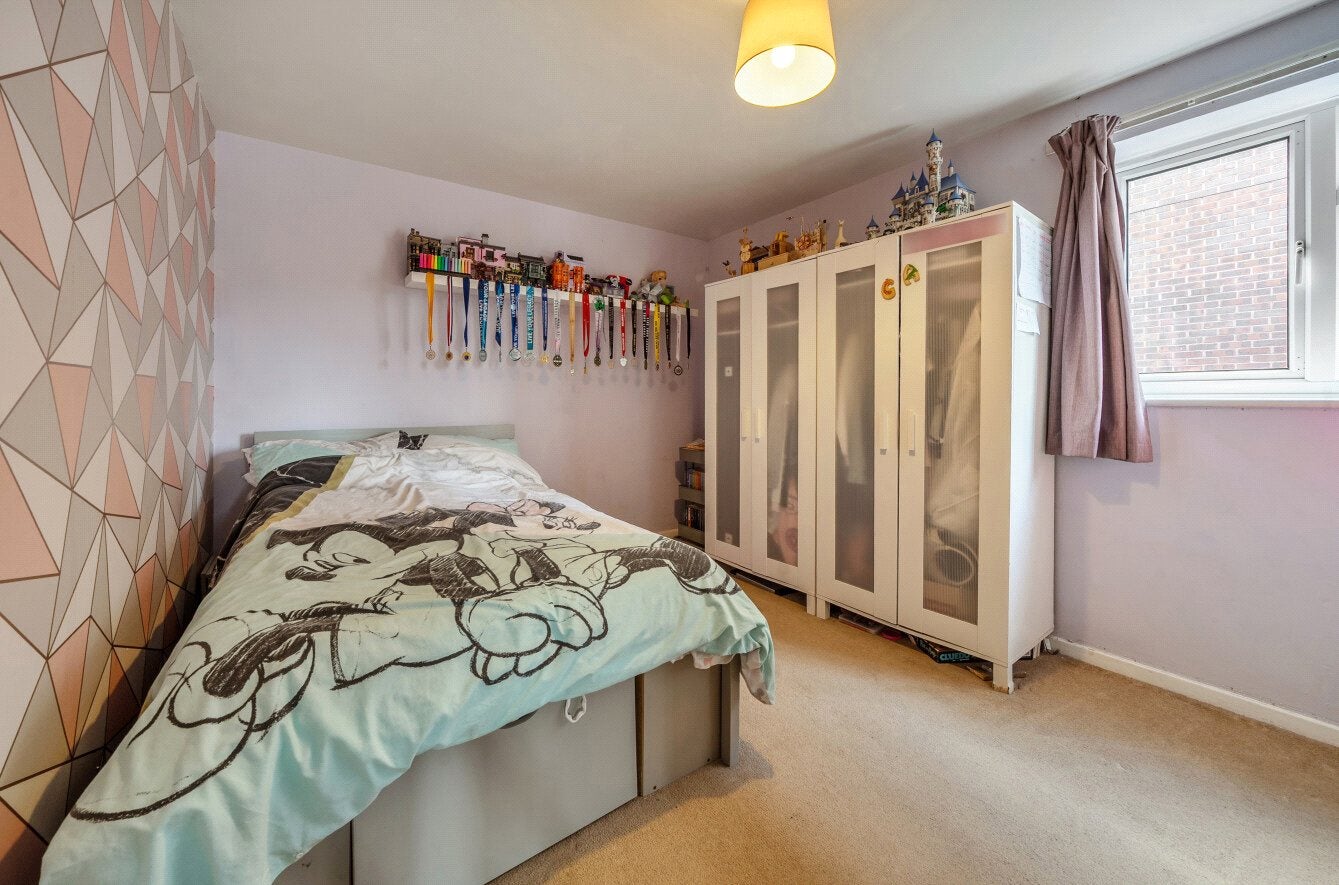 Flat Kaybridge Close in High Wycombe Community Board