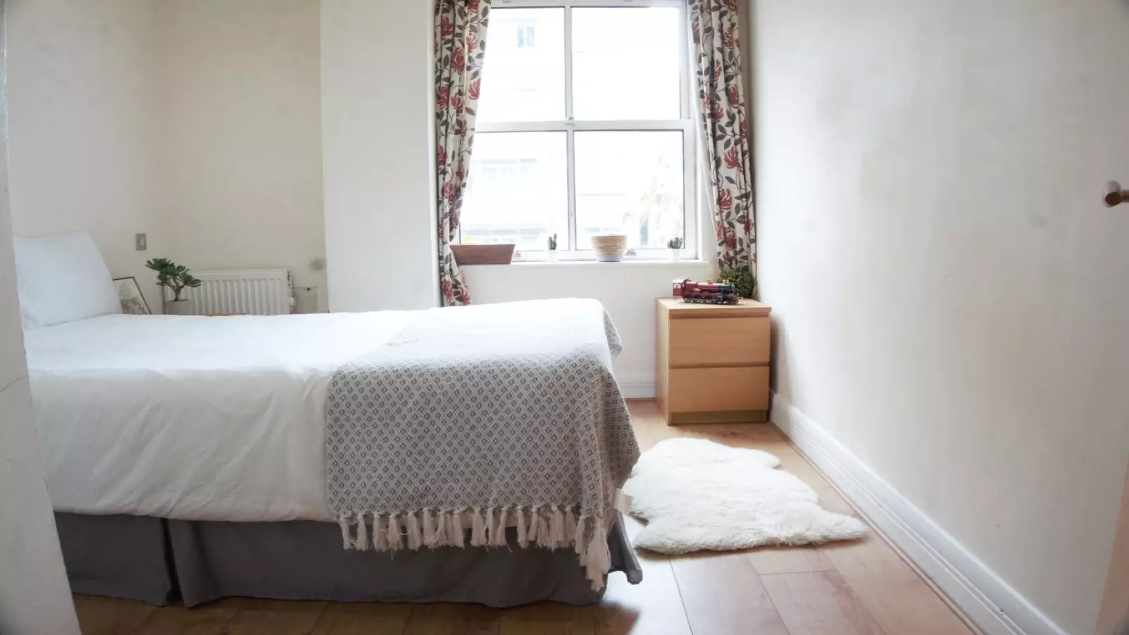 Room Barnwell Road in Greater London