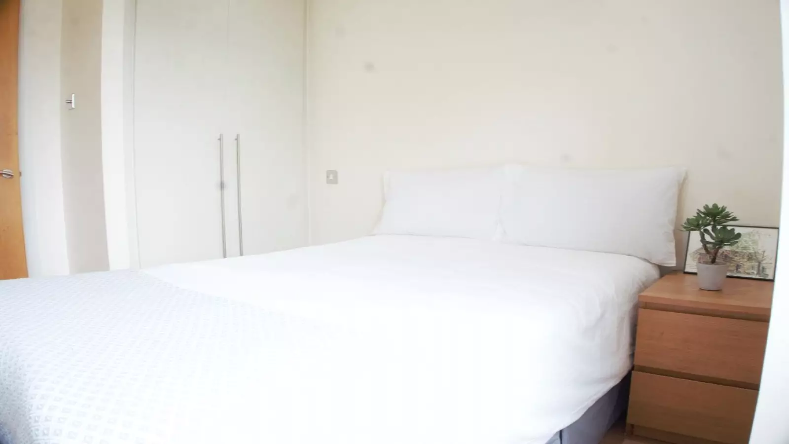 Room Barnwell Road in Greater London