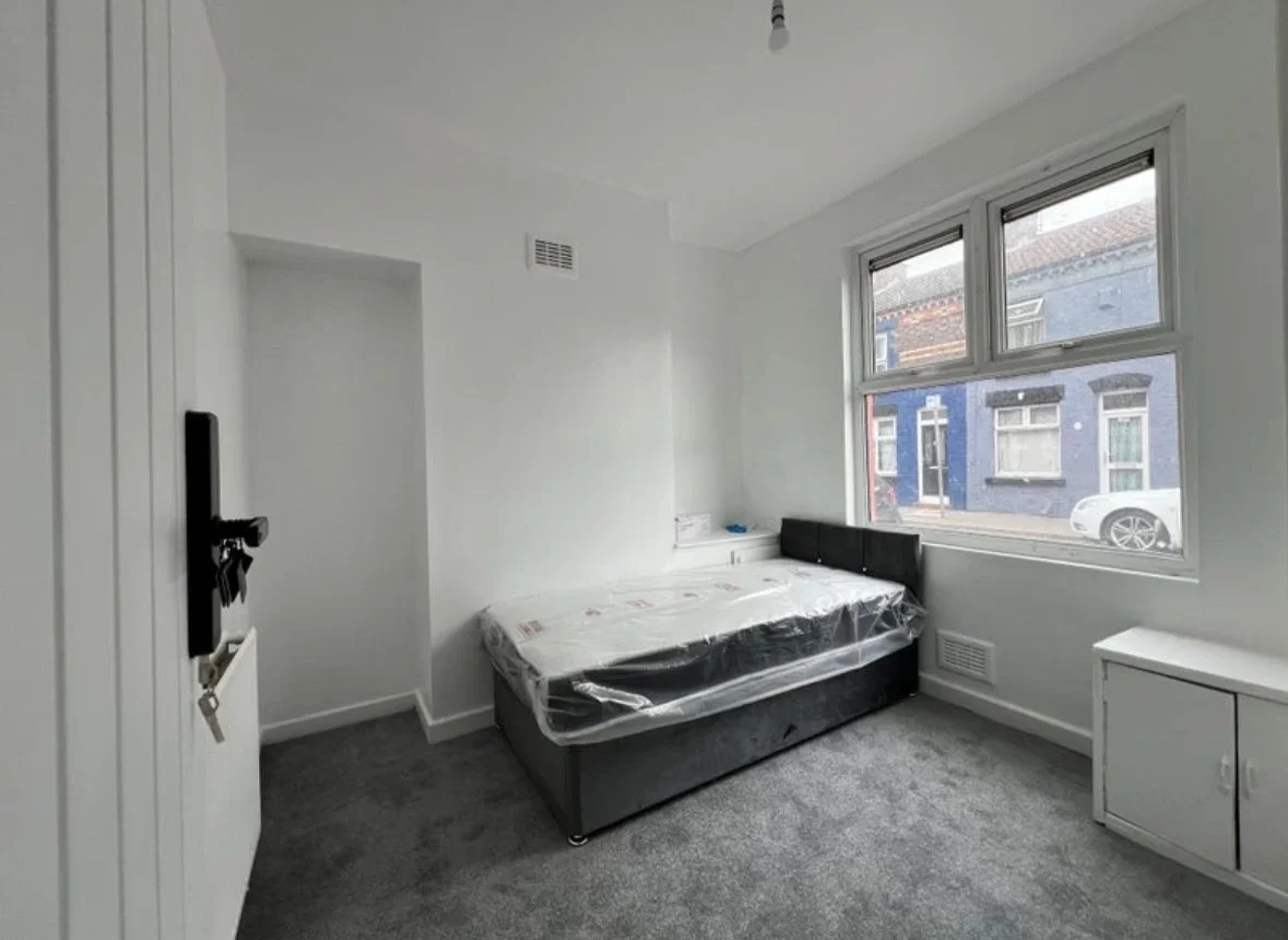 Room Reginald Row in Leeds