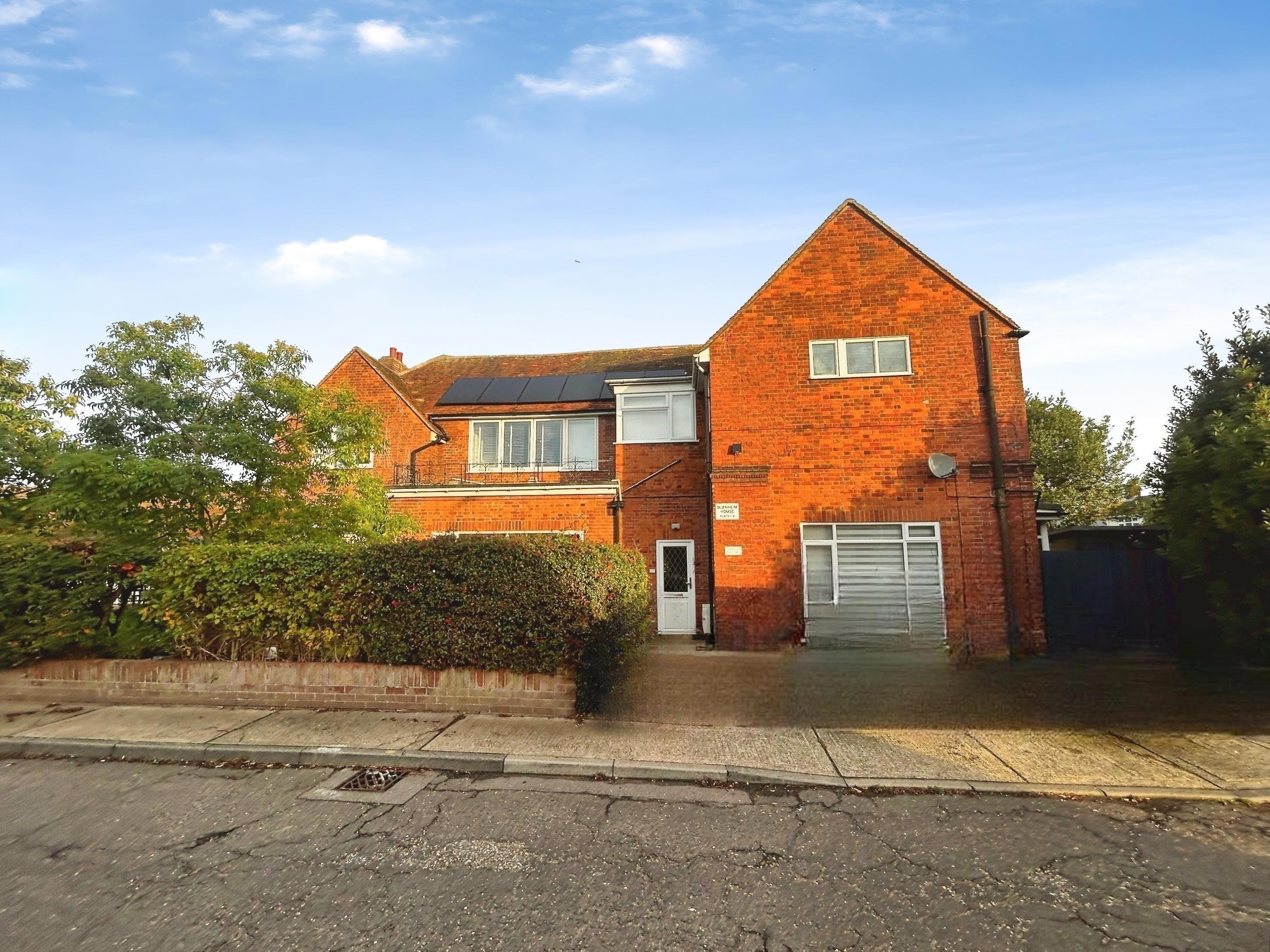 Flat Blenheim Drive in Colchester
