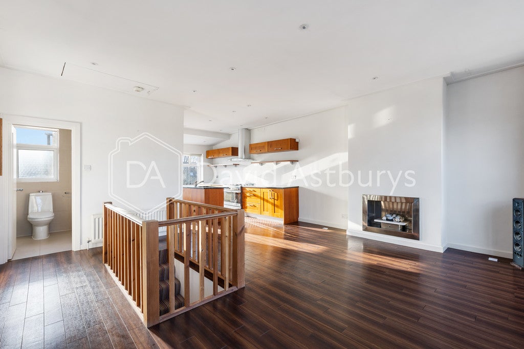 Flat Elmhurst Avenue in Greater London