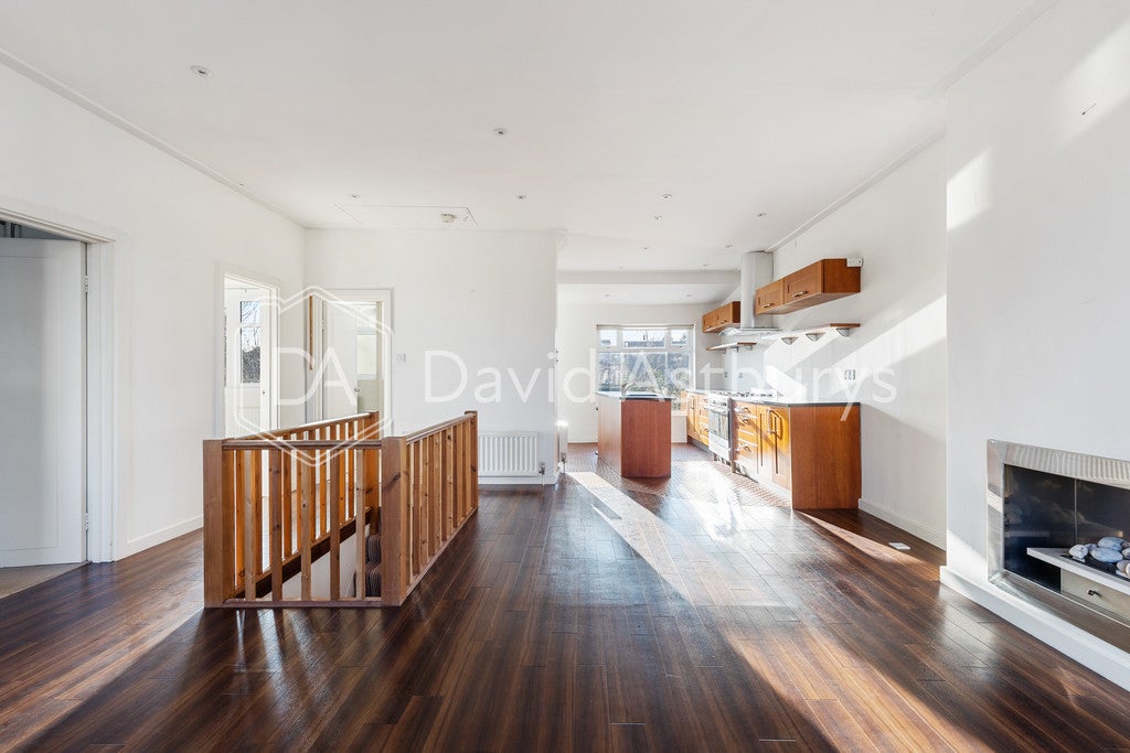 Flat Elmhurst Avenue in Greater London