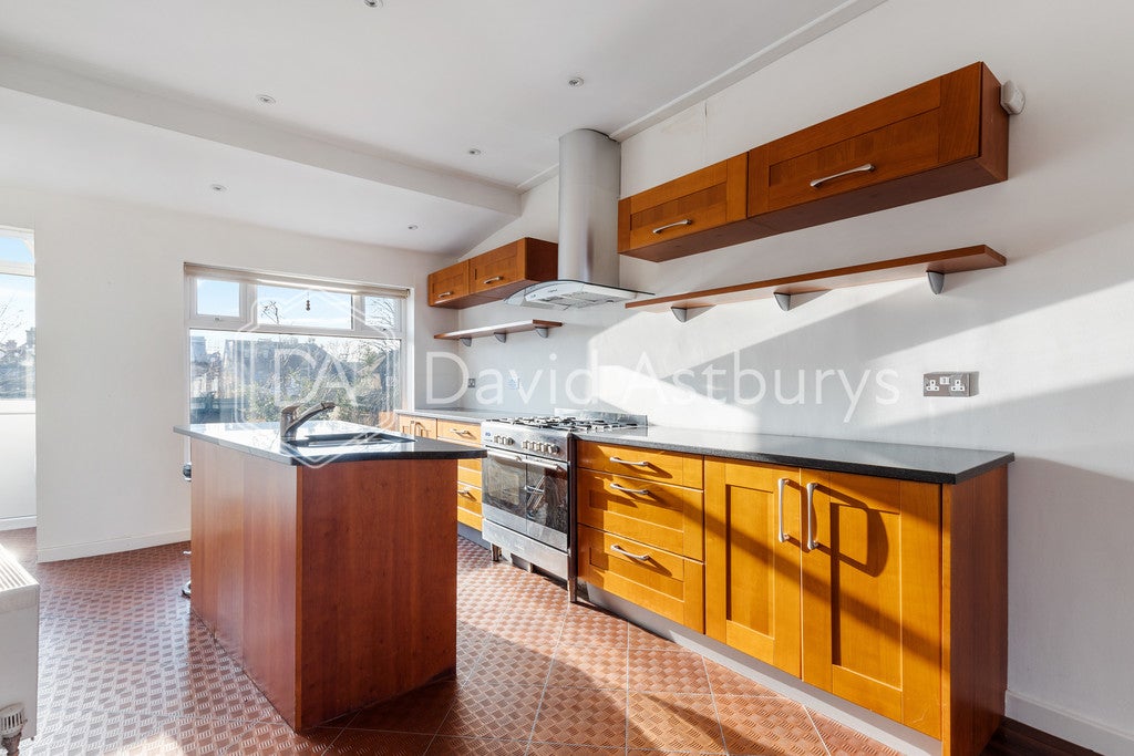 Flat Elmhurst Avenue in Greater London