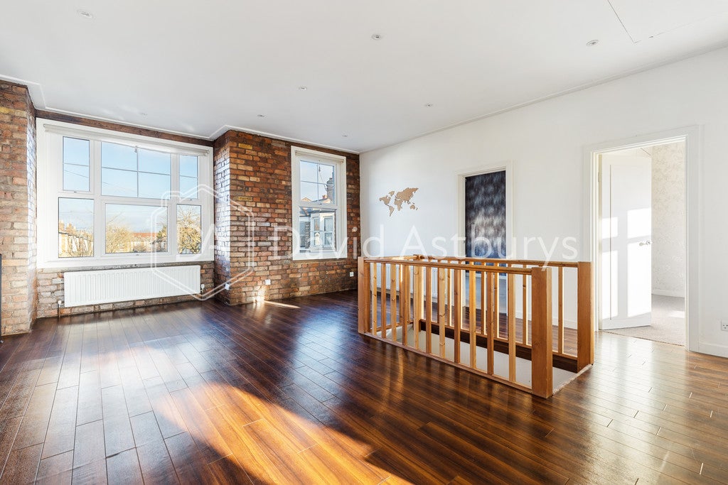 Flat Elmhurst Avenue in Greater London