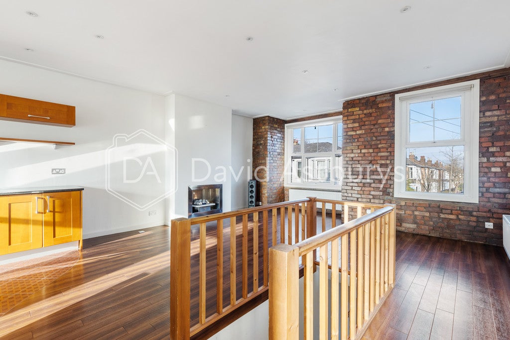 Flat Elmhurst Avenue in Greater London