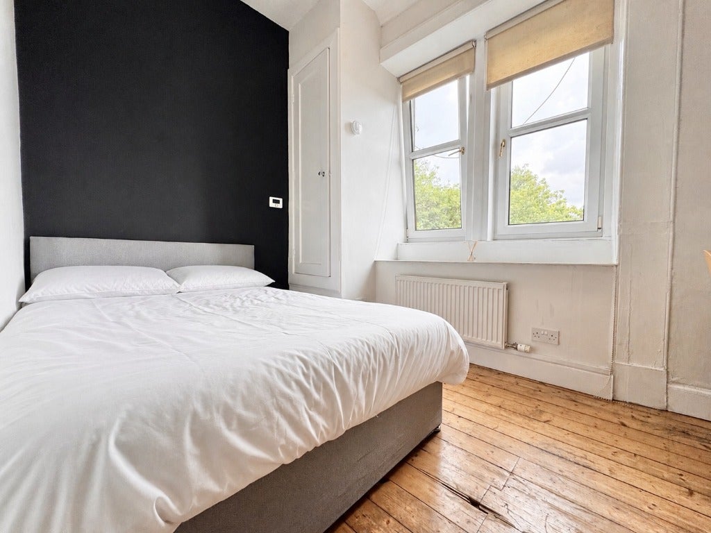 Room Crow Road in Glasgow