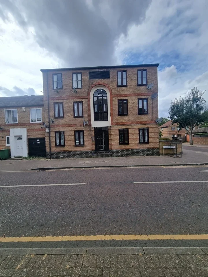 Flat Peridot Street in Greater London