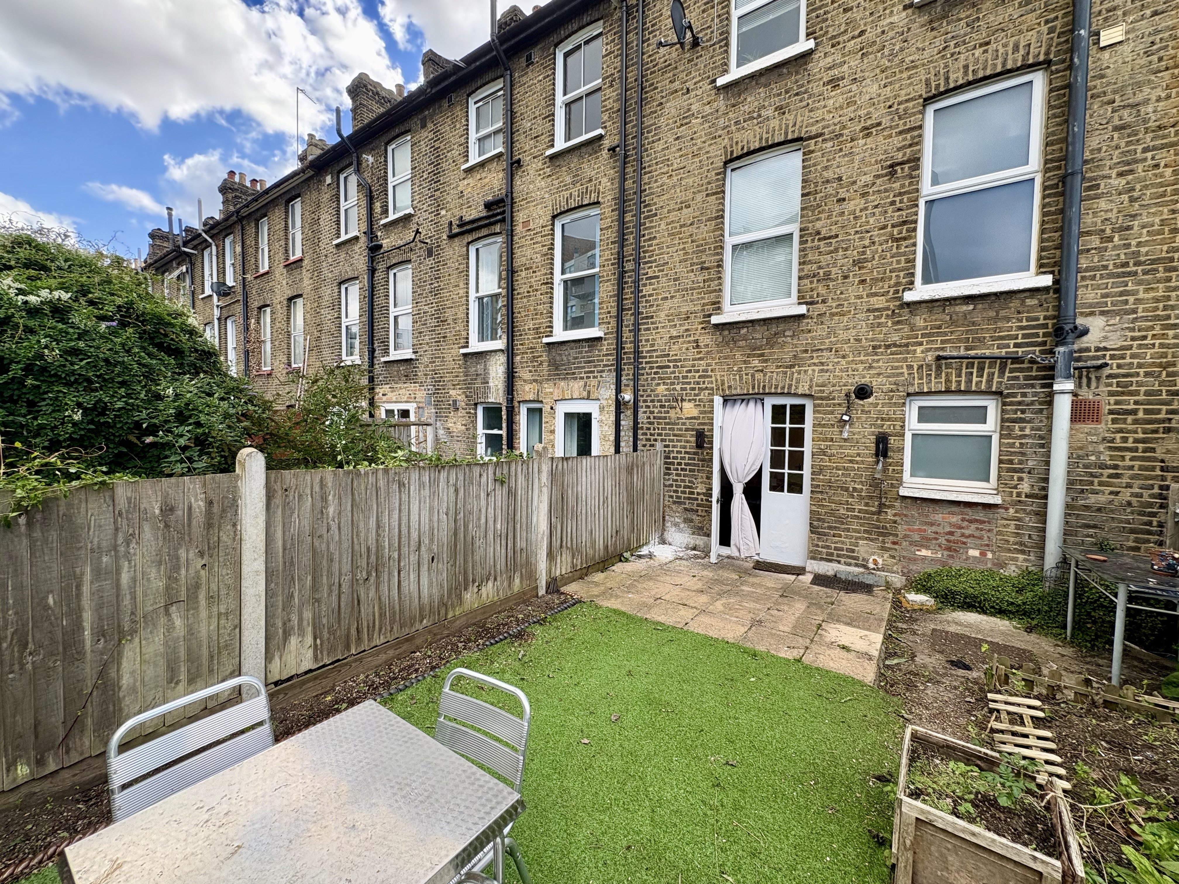 Flat Elswick Road in Greater London