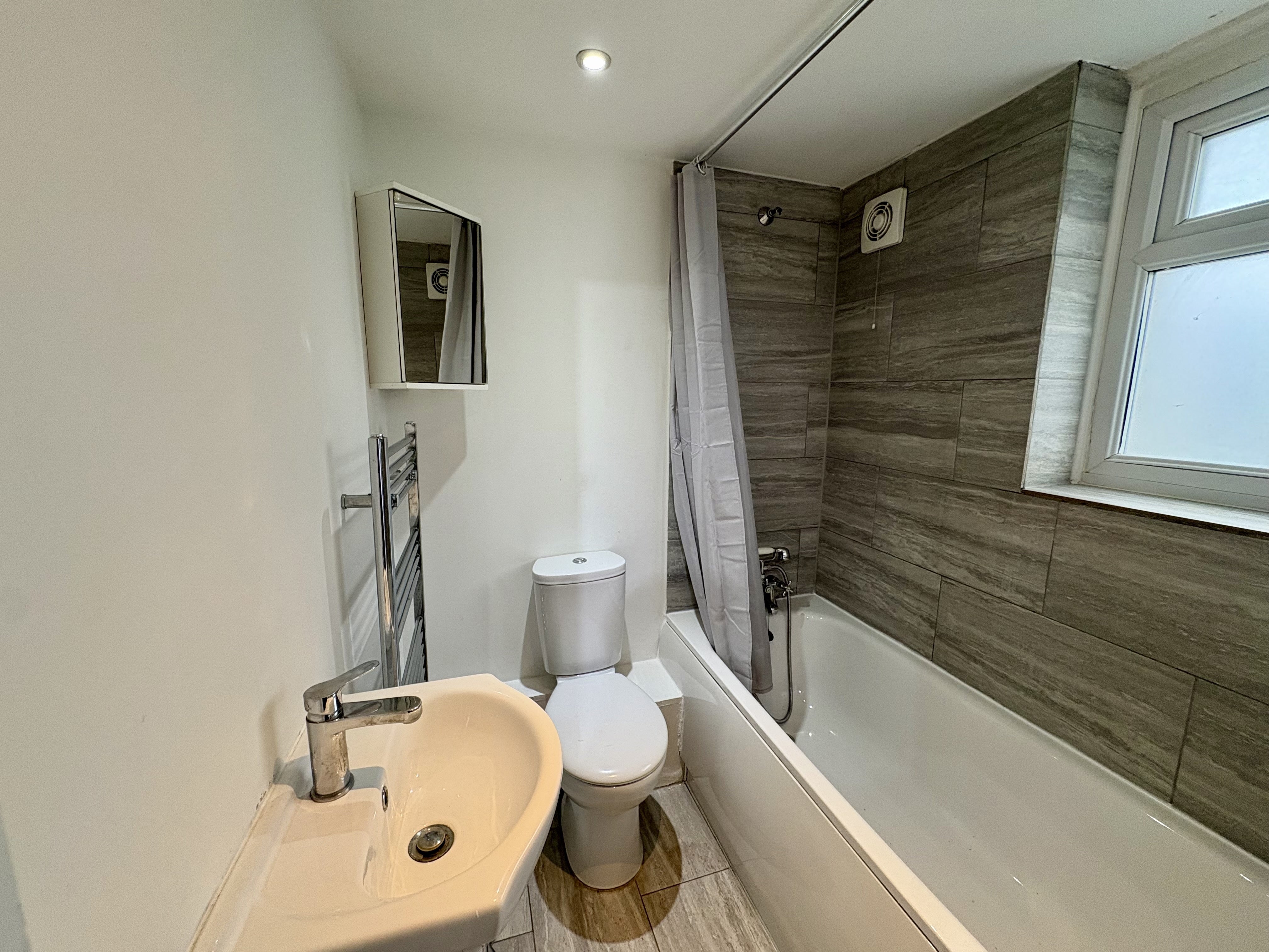 Flat Elswick Road in Greater London