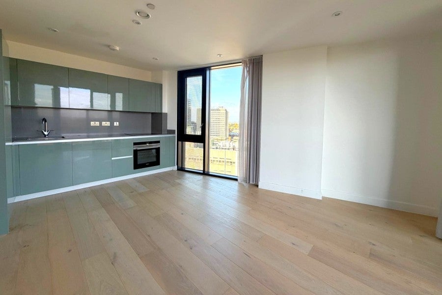 Flat Heathside Crescent in Woking