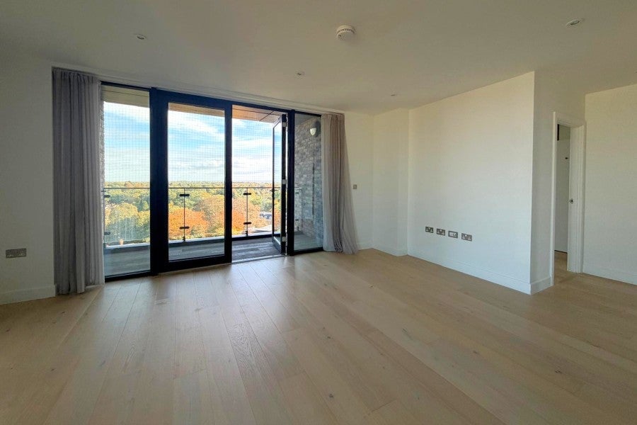 Flat Heathside Crescent in Woking