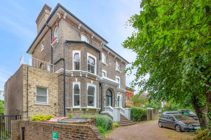 Flat Earlsthorpe Mews in Greater London