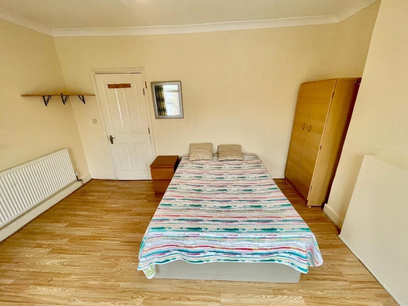 Room Dunmow Road in Greater London