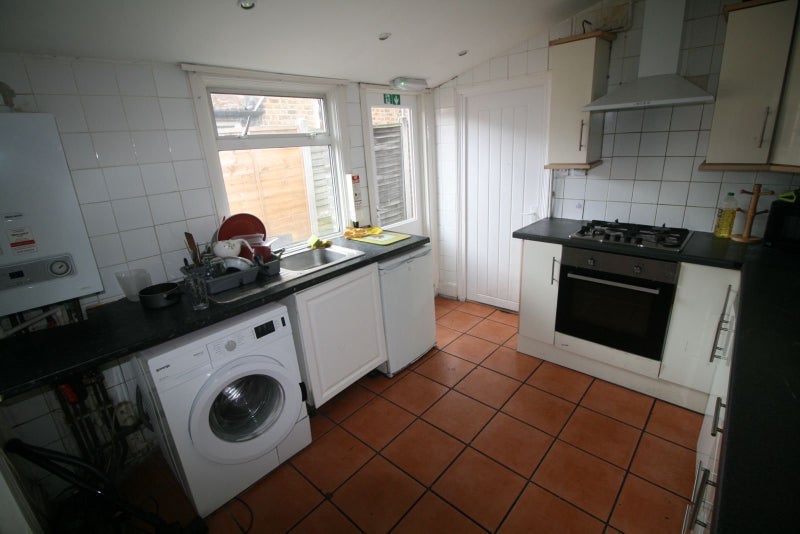 Room Dunmow Road in Greater London