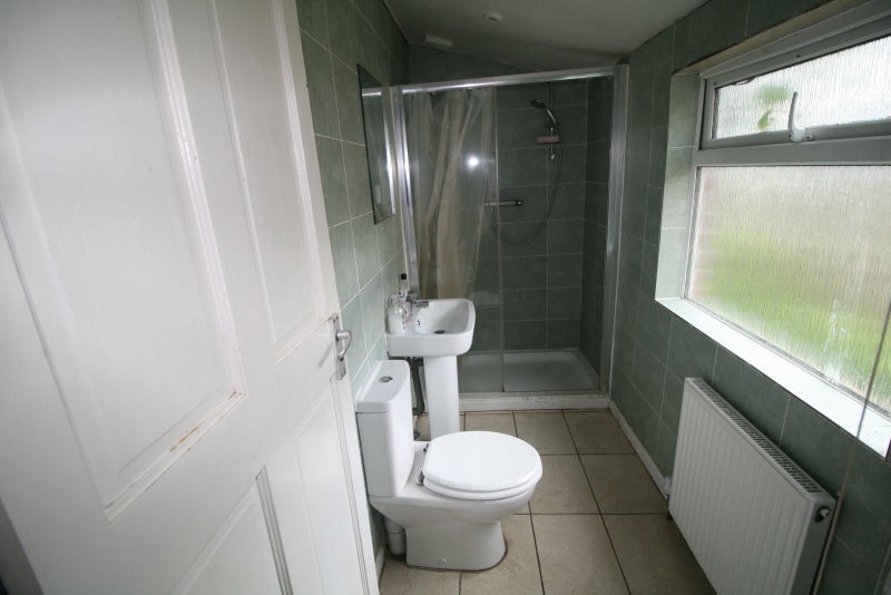 Room Dunmow Road in Greater London