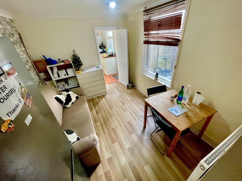 Room Dunmow Road in Greater London