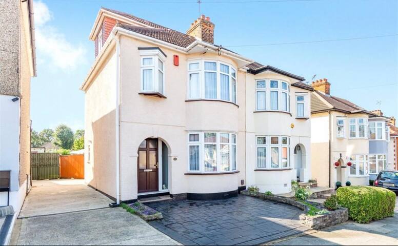 House Fanshawe Crescent in Greater London