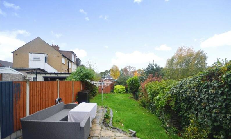 House Fanshawe Crescent in Greater London