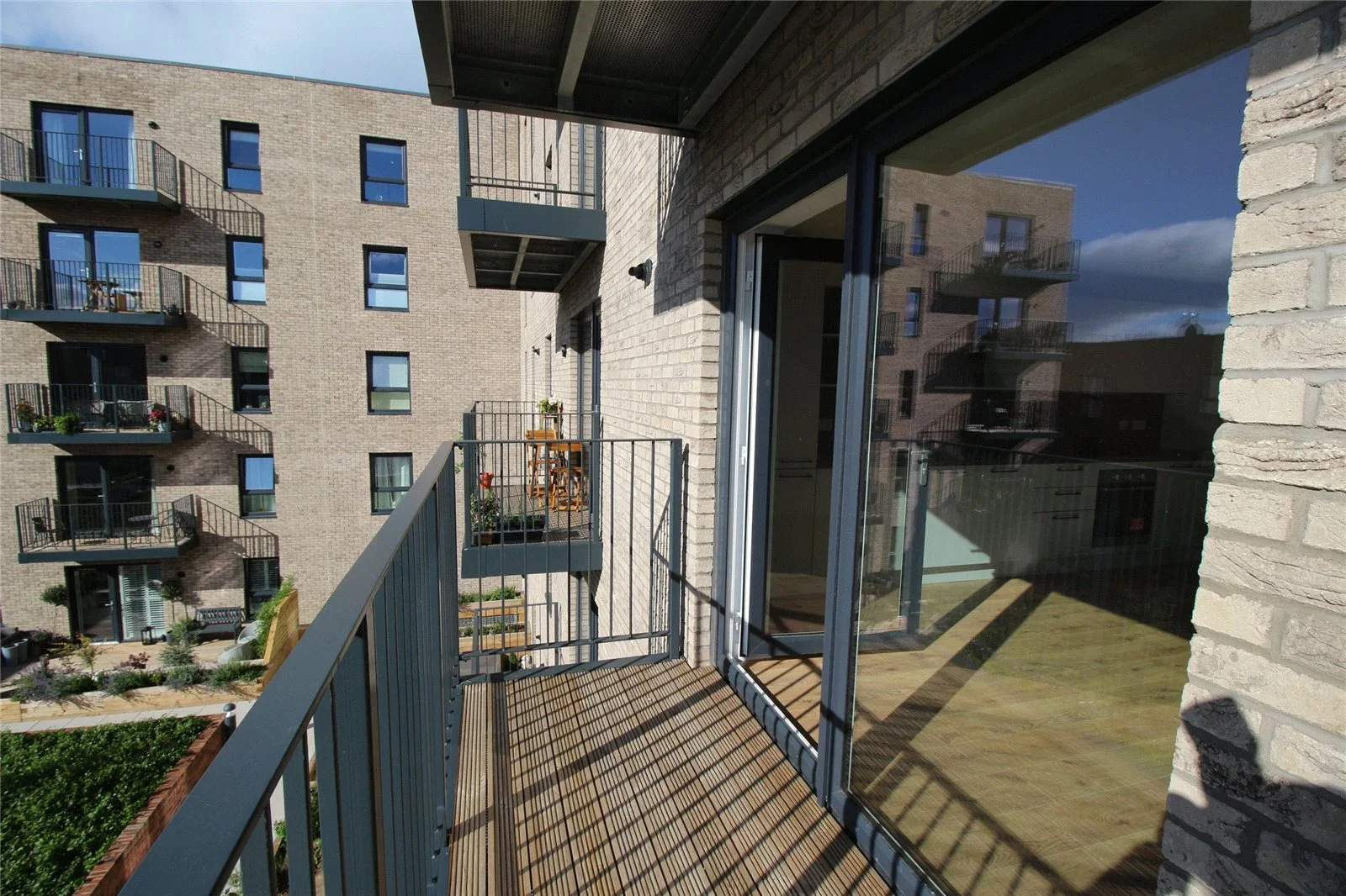 Flat Pillans Place in City of Edinburgh
