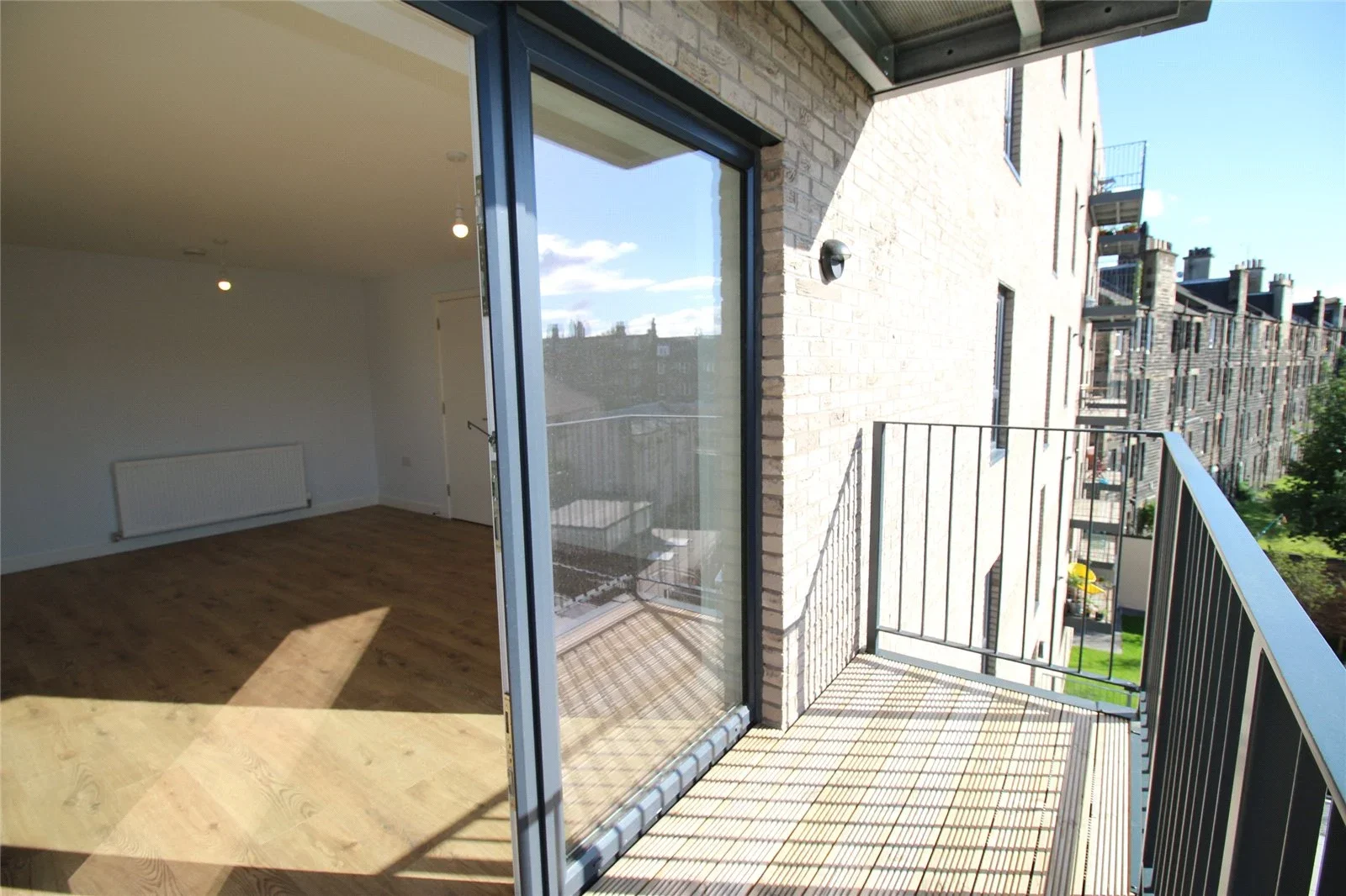 Flat Pillans Place in City of Edinburgh