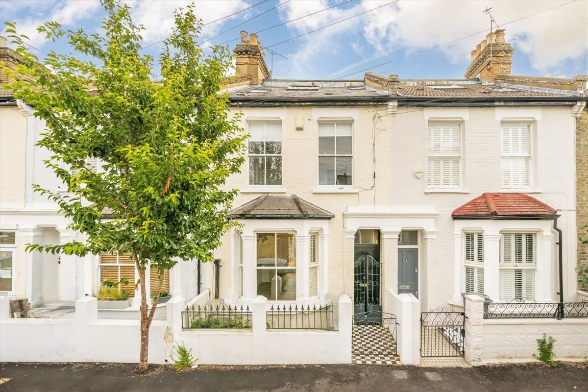House Swanscombe Road in Greater London
