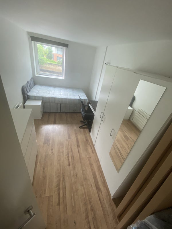 Room Argyll Road in Greater London
