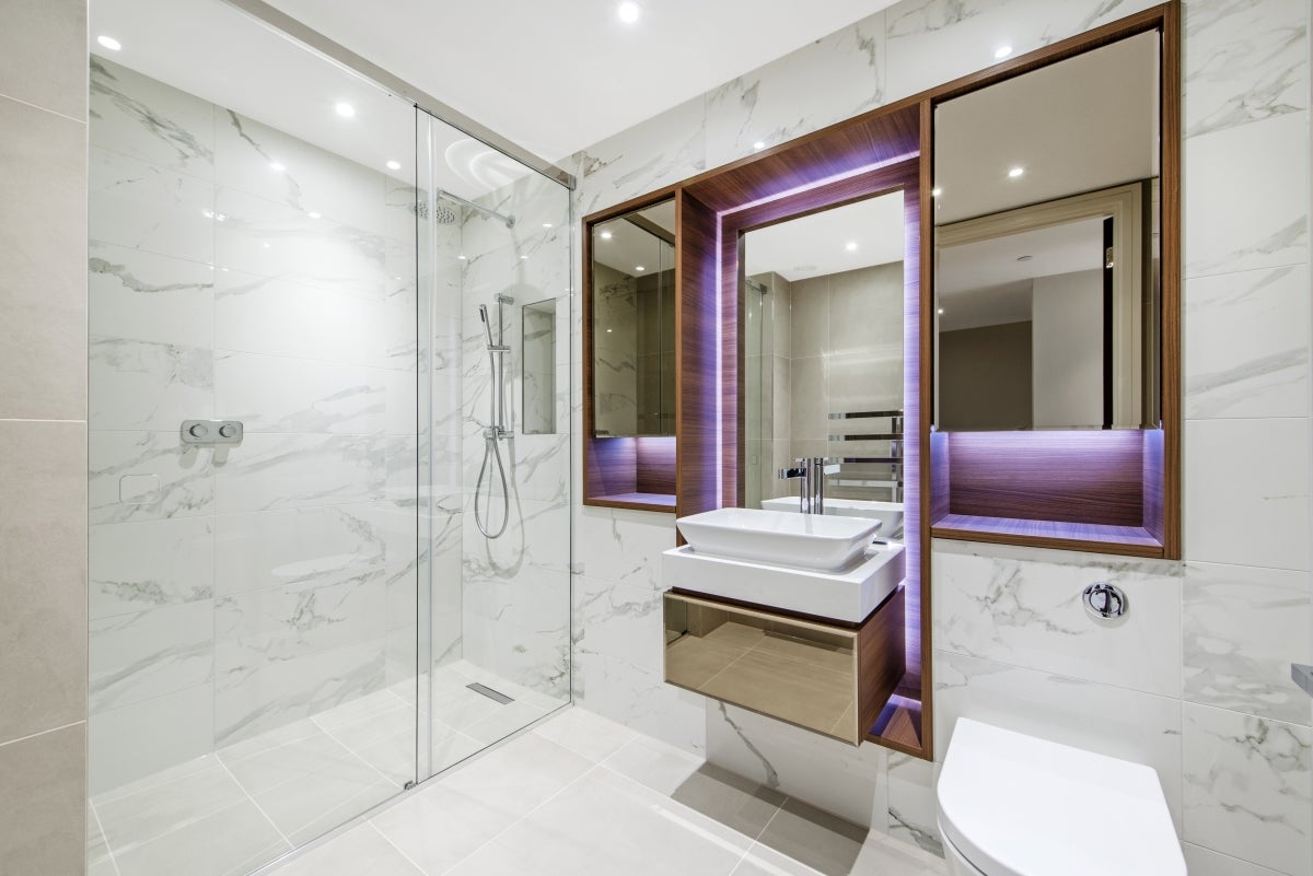 Flat Piazza Walk in Greater London