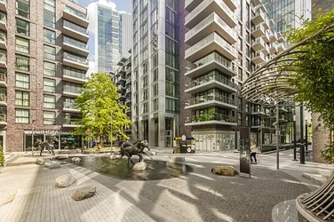 Flat Piazza Walk in Greater London