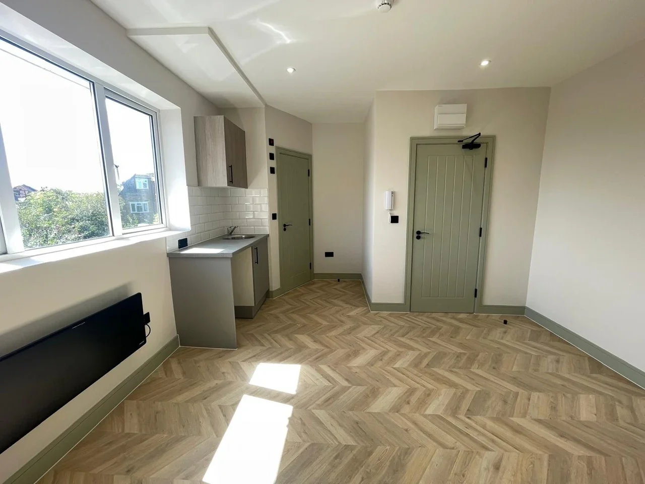 Flat Pendennis Road in Greater London