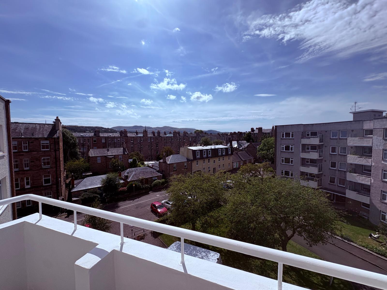 Flat Falcon Court in City of Edinburgh