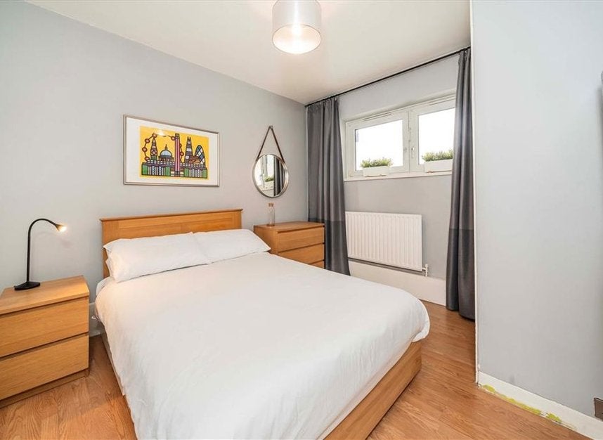 Flat Deverell Street in Greater London