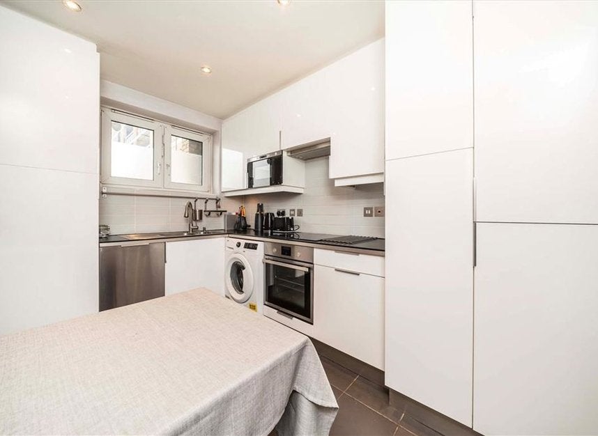 Flat Deverell Street in Greater London