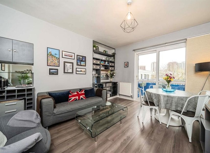 Flat Deverell Street in Greater London