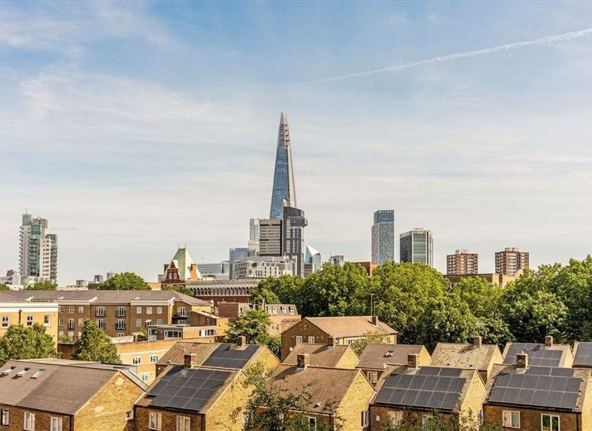 Flat Deverell Street in Greater London