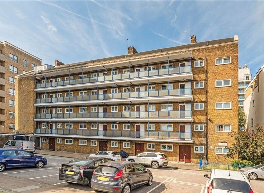 Flat Deverell Street in Greater London