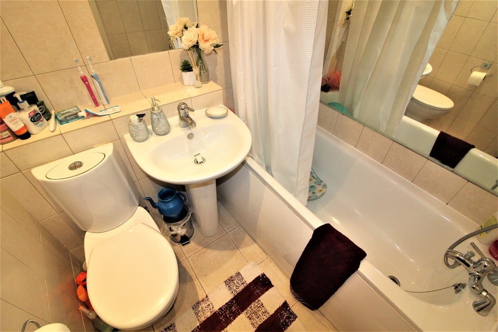 Flat Grand Drive in Greater London