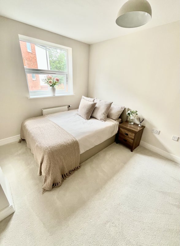 Room Weir Road in Greater London