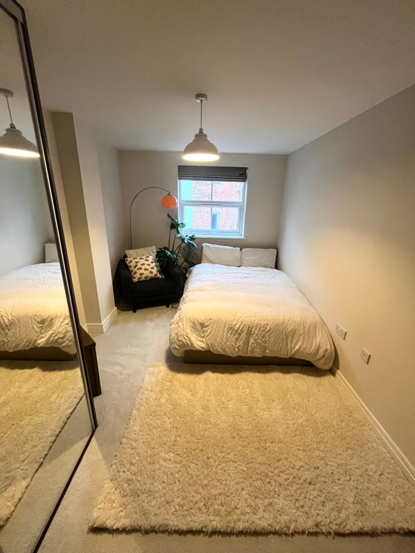 Room Weir Road in Greater London