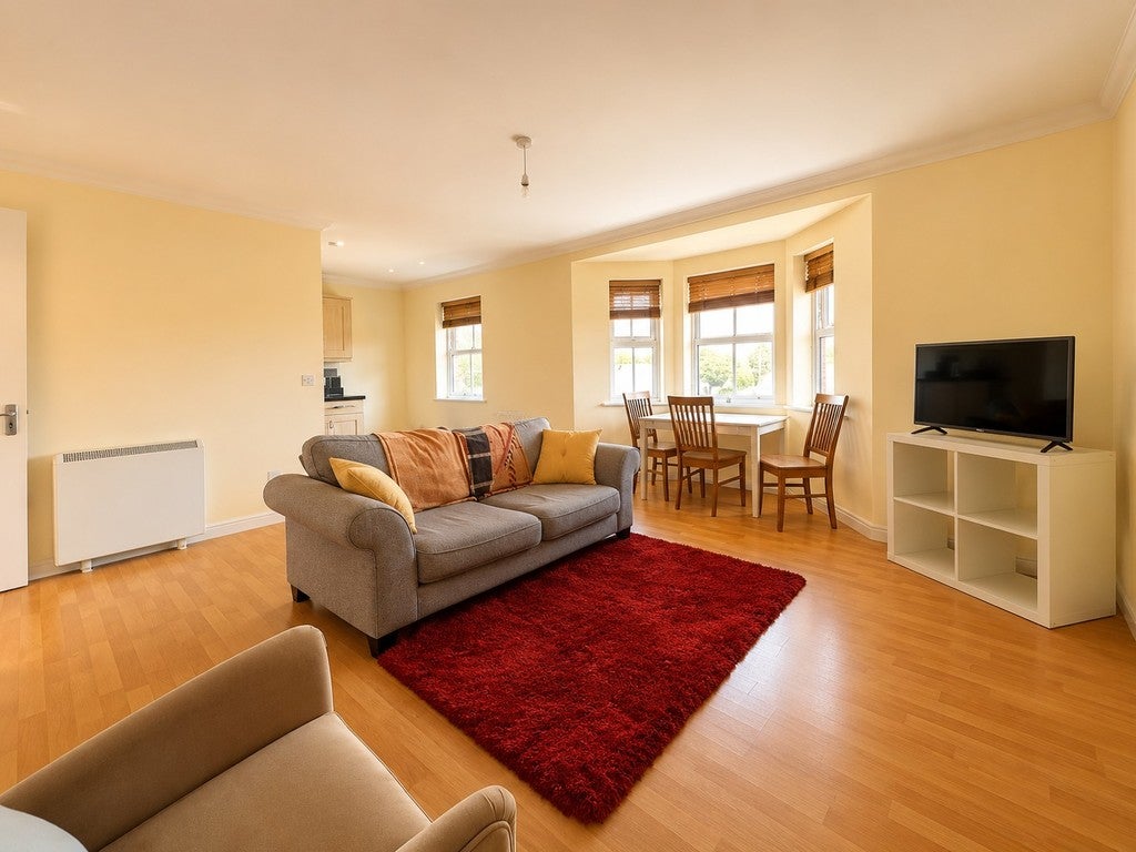 Flat Stratford Way in Huntington