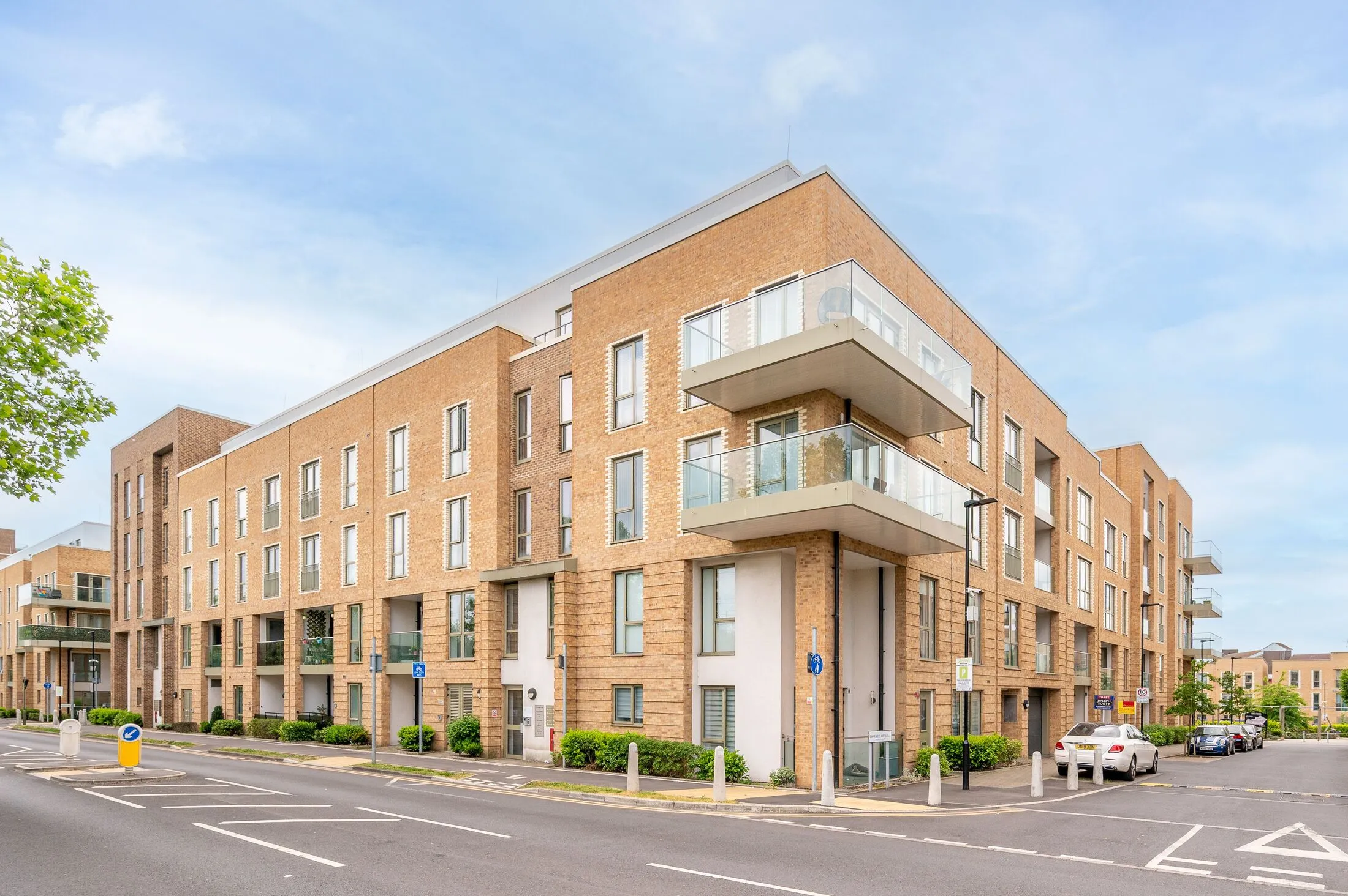 Flat Charmille Avenue in Greater London