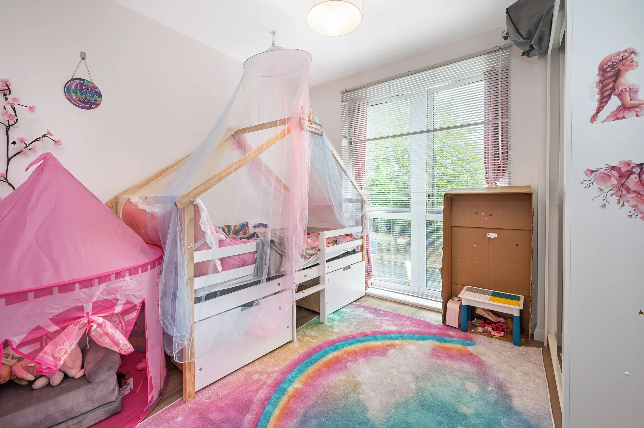 Flat Charmille Avenue in Greater London