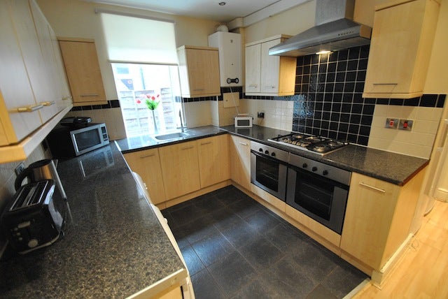 Flat Birchfields Road in Manchester