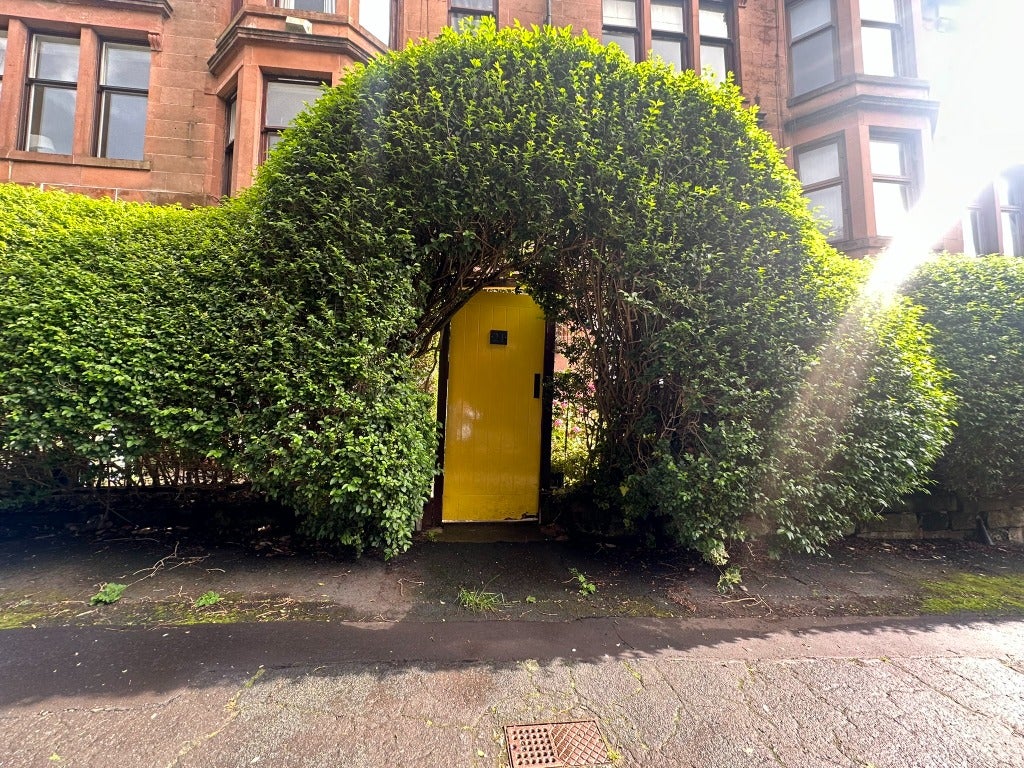 Flat Kelvinside Gardens East in Glasgow