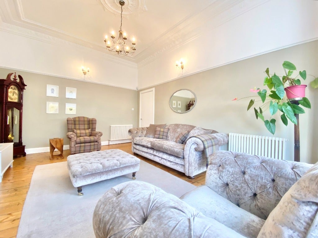 Flat Kelvinside Gardens East in Glasgow