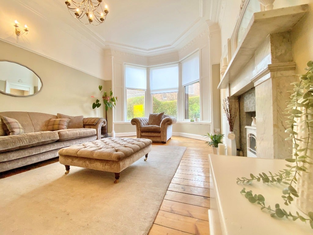 Flat Kelvinside Gardens East in Glasgow