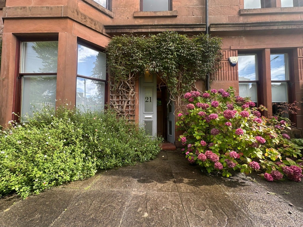 Flat Kelvinside Gardens East in Glasgow