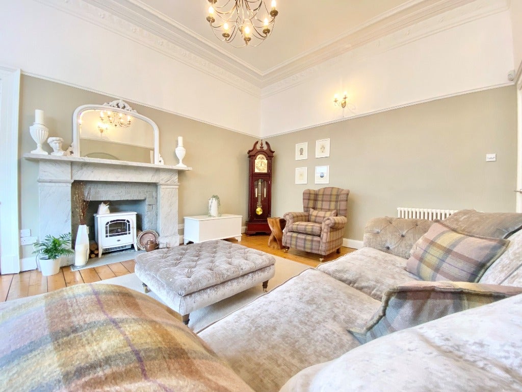 Flat Kelvinside Gardens East in Glasgow